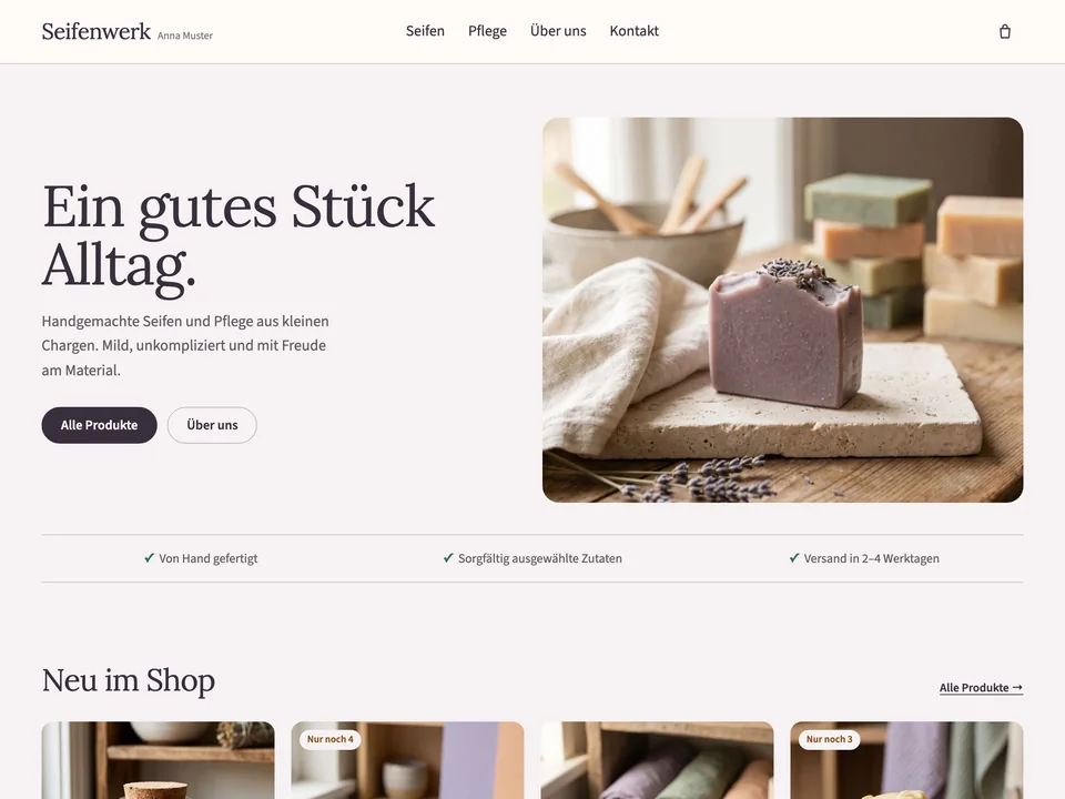 Startseite des Shop-Themes mit der Demo „Seifenwerk Anna Muster“: großes Bild mit Lavendelseife, darunter drei Produktkarten mit Grundpreis