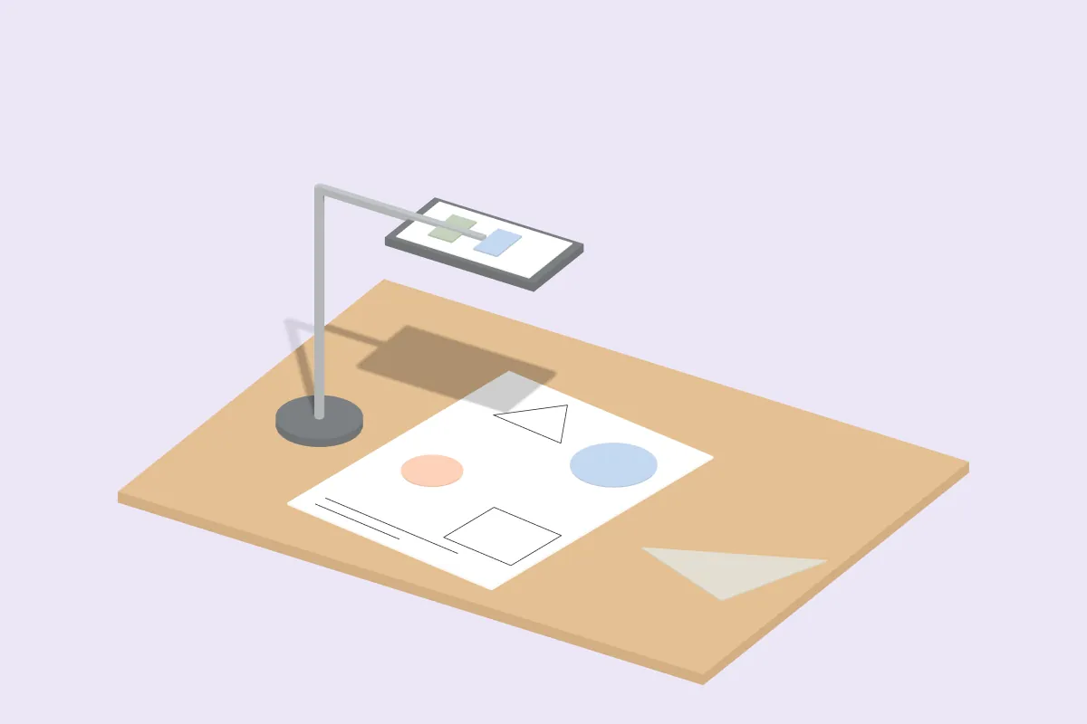Smartphone an einem Stativarm über einem Arbeitsblatt mit Geometriefiguren, daneben ein Geodreieck