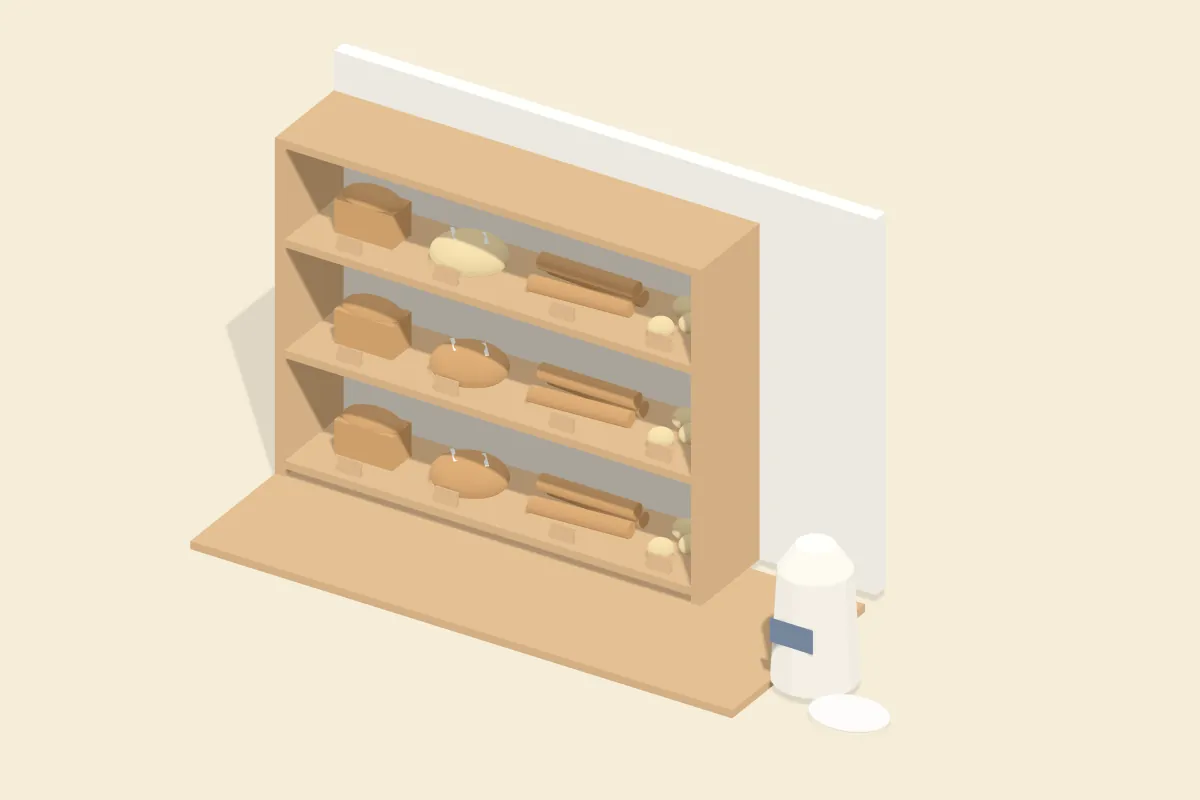 Holzregal mit Brotlaiben, Baguettes und Brötchen, davor leere Holzschilder, daneben ein Mehlsack