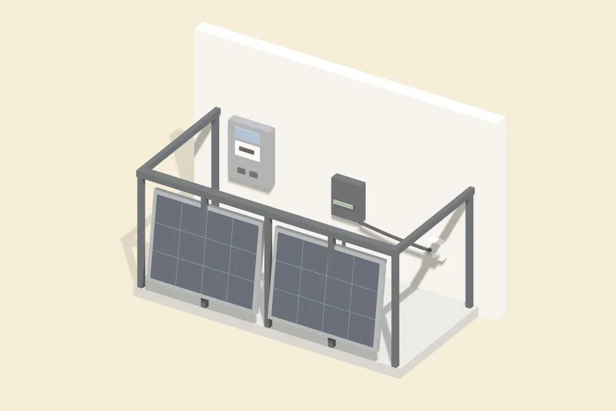 Balkon mit zwei Solarmodulen am Geländer, Außensteckdose, Wechselrichter und digitalem Stromzähler an der Hauswand