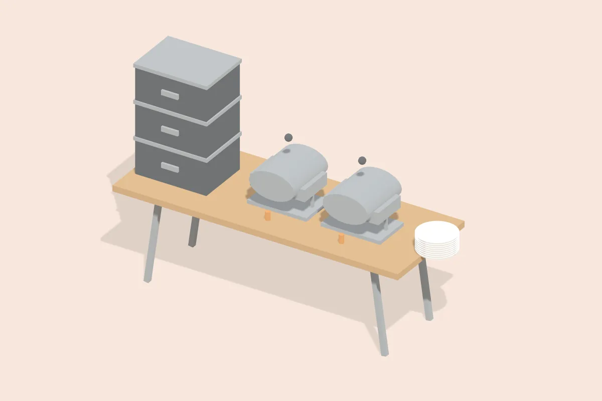 Klapptisch mit gestapelten Warmhalteboxen, zwei Chafing Dishes mit Deckel und einem Tellerstapel