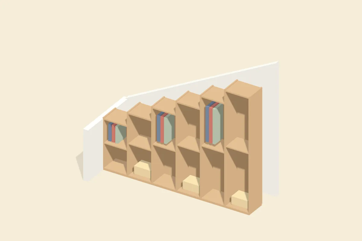 Regal aus Eiche unter einer Dachschräge, dessen Fächer in Stufen der Schräge folgen, mit Büchern und Kisten