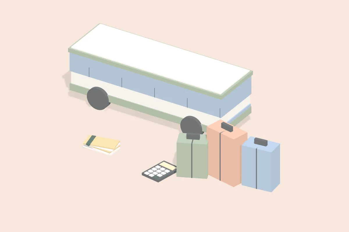 Kleiner Reisebus neben Koffern, Eintrittskarten und einem Taschenrechner