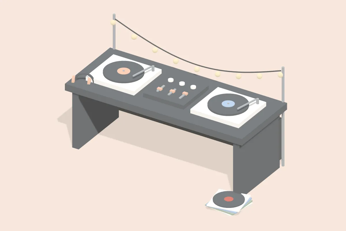 DJ-Pult mit zwei Plattentellern, Schallplatten, Kopfhörern und Lichterkette