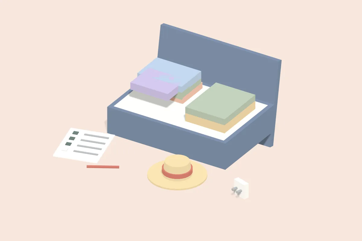 Offener Koffer mit gefalteter Kleidung, daneben Sonnenhut, Steckdosenadapter und Checkliste mit Haken
